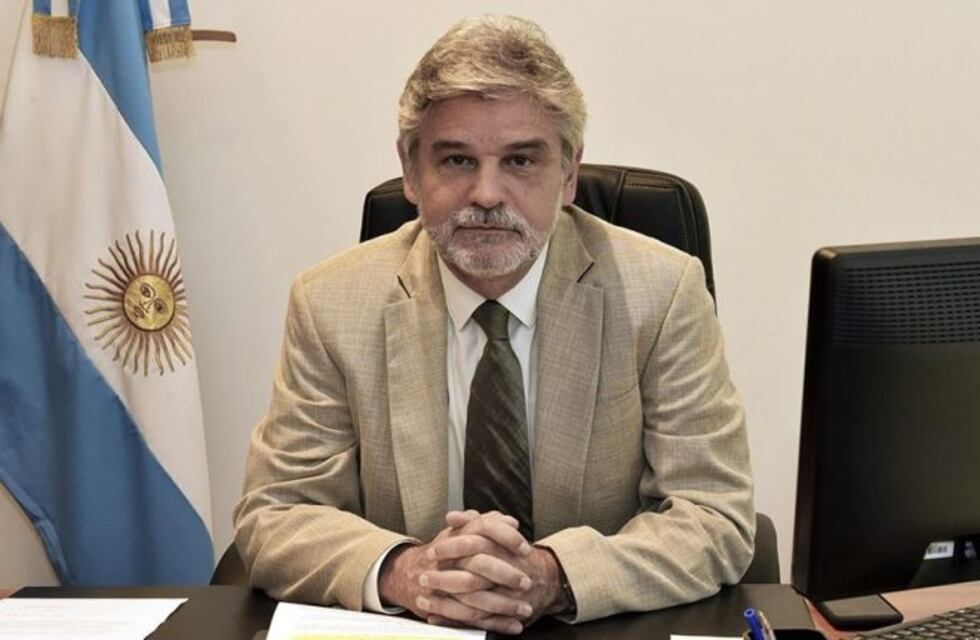 Daniel Filmus viajó en primera clase de American Airlines y lo escracharon