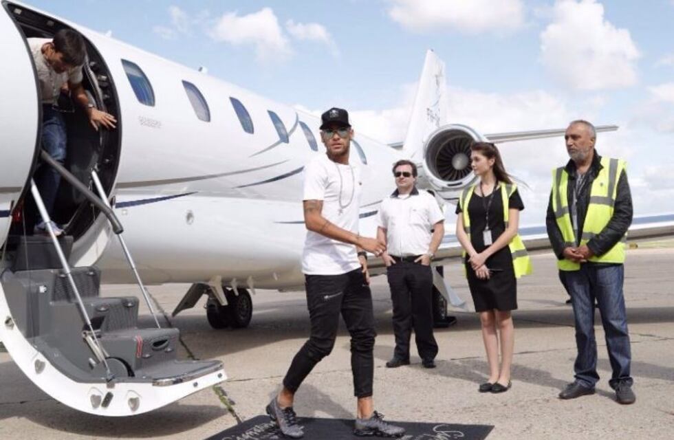 Neymar llegó a París y los hinchas ya hacen cola para comprar su camiseta