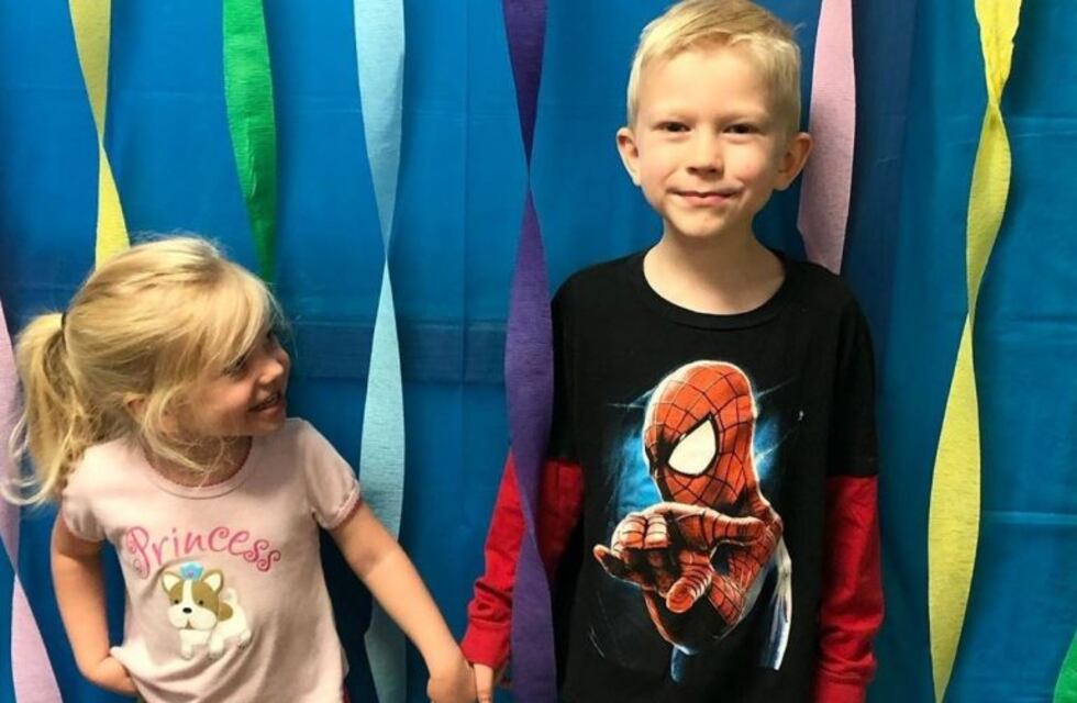 Los "Avengers" homenajean al niño que salvó a su hermanita del terrible ataque de un perro