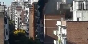 Las llamas se iniciaron en un departamento del noveno piso en una torre en Mitre al 1300\u002E (Vía Rosario)