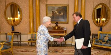 Ambassador of Argentina Carlos Sersale di Cerisano is greeted by Britain's Queen Elizabeth II, during a private audience at Buckingham Palace in London, Thursday June 23, 2016\u002E (Dominic Lipinski/Pool via AP) inglaterra londres Carlos Sersale di Cerisano Linette de Jager reina isabel segunda ceremonia presentacion cartas credenciales diplomaticas del nuevo embajador de argentina nuevo embajador de argentina se presenta ante la reina
