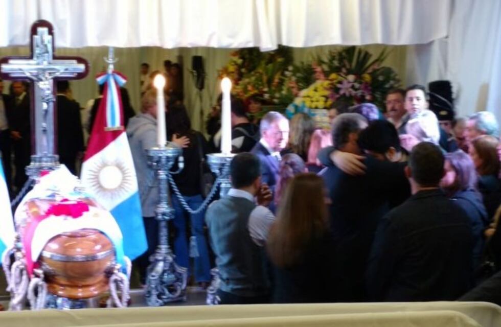 Murió De la Sota: llegó el cortejo fúnebre al velatorio en medio de escenas de profundo dolor