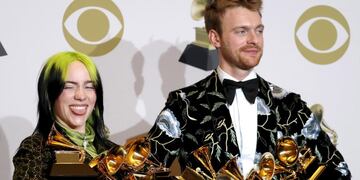 -FOTODELDIA- EPA167\u002E LOS ÁNGELES (ESTADOS UNIDOS), 27/01/2020\u002E- La joven cantante estadounidense Billie Eilish posa con su hermano Finneas O'Connel tras haber ganado cinco premios Grammy a mejor álbum pop, mejor nuevo artista, canción del año, disco del año, grabación del año y productor del año por su trabajo \