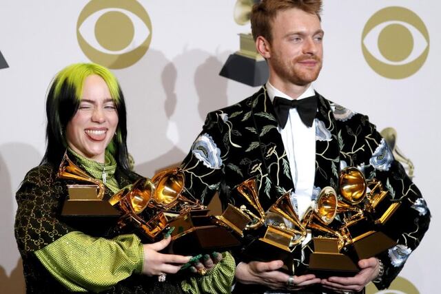 -FOTODELDIA- EPA167\u002E LOS ÁNGELES (ESTADOS UNIDOS), 27/01/2020\u002E- La joven cantante estadounidense Billie Eilish posa con su hermano Finneas O'Connel tras haber ganado cinco premios Grammy a mejor álbum pop, mejor nuevo artista, canción del año, disco del año, grabación del año y productor del año por su trabajo \