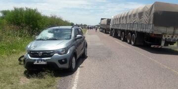 La motocicleta impactó en la óptica derecha del vehículo\u002E