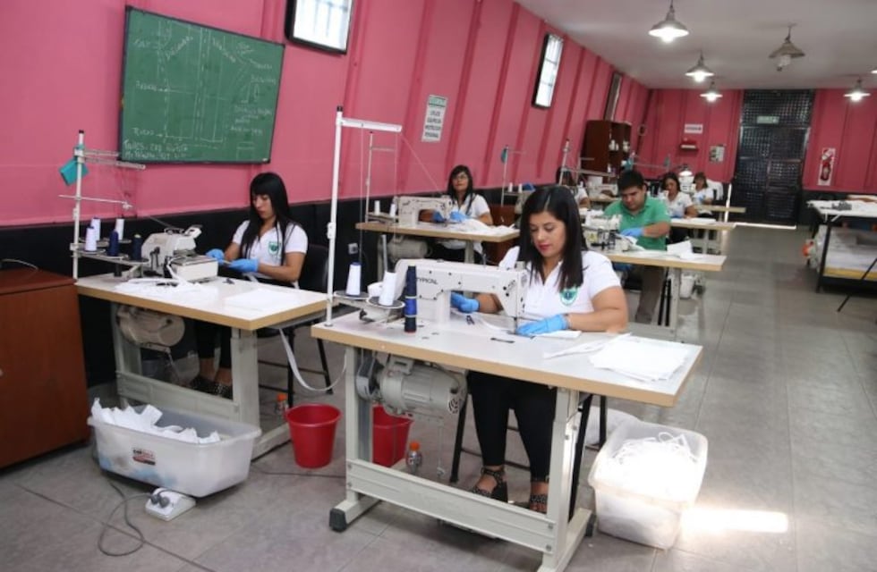 Supervisan la producción de cien mil barbijos