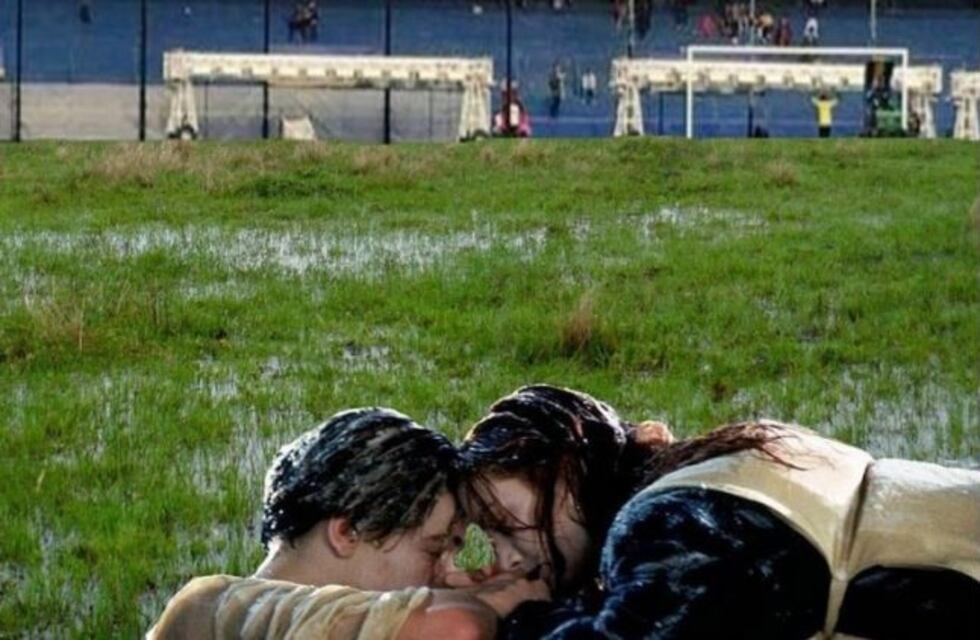 La lluvia desbordó la Bombonera y los memes inundaron las redes