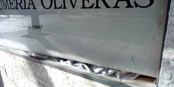 Rompieron la vidriera de la centenaria Perfumería Oliveras y sacaron mercadería valiosa (Vía Rafaela)