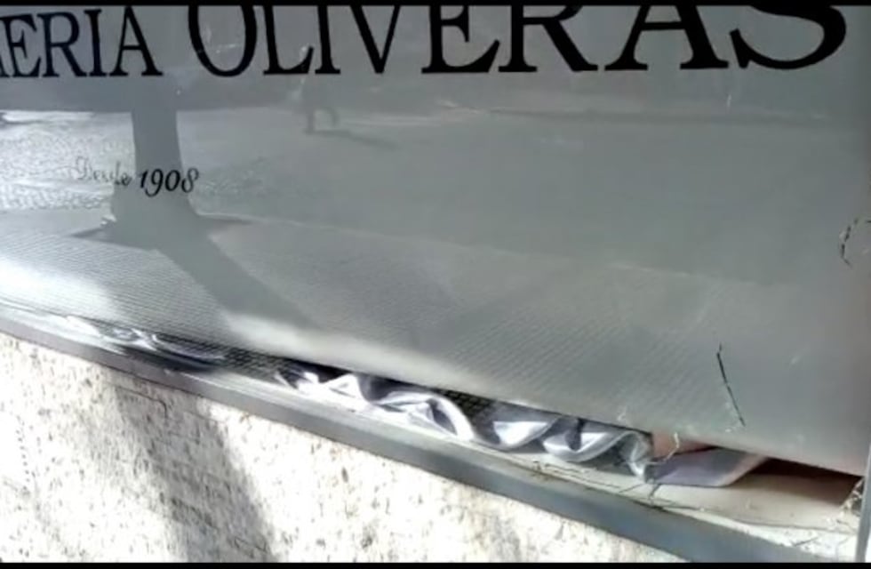 Rompieron la vidriera y robaron mercadería de Perfumería Oliveras
