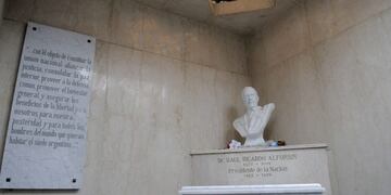 DYN04, BUENOS AIRES, 03/06/2017, EL MAUSOLEO DEL EX PRESIDENTE RAUL ALFONSIN, FUE PROFANADO CON PINTADAS ALUSIVAS AL PERONISMO QUE INMEDIATAMENTE FUERON LIMPIADAS.nFOTO:DYN/PABLO AHARONIAN.