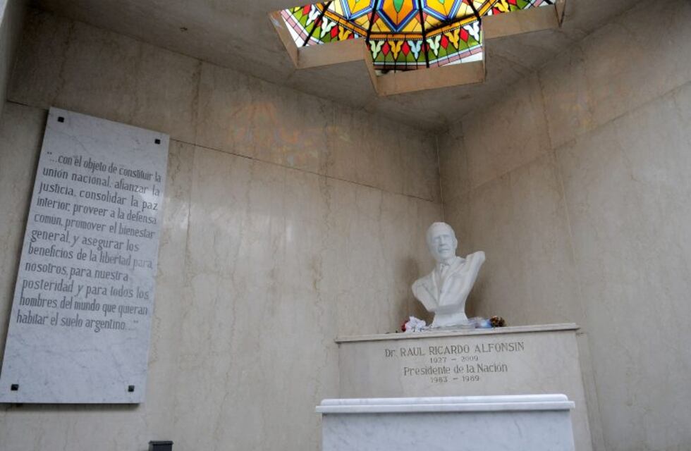 El Ministerio de Ambiente y Espacio Público porteño restauró el mausoleo de Alfonsín