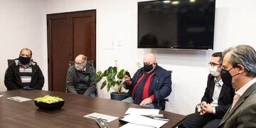 Adán Bhal se reunió con comerciantes y el Sindicato de Empleados de Comercio para avanzar en la implementación de aperturas de comercios en la ciudad\u002E