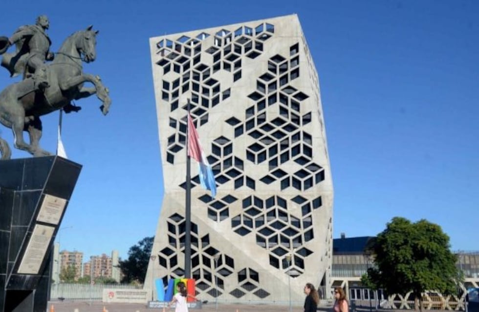 Córdoba inicia negociaciones para reestructurar deudas en dólares