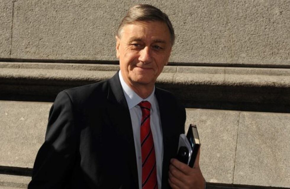 Una antigua foto de Hermes Binner dio paso al anuncio de un homenaje de la UNR