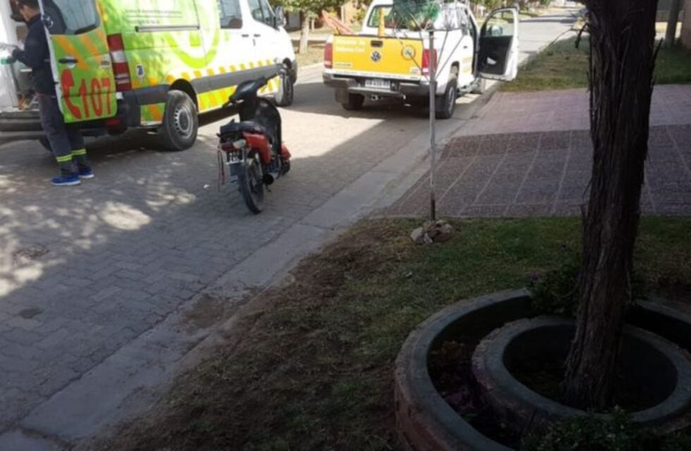 Un joven fue hospitalizado tras caerse de una moto