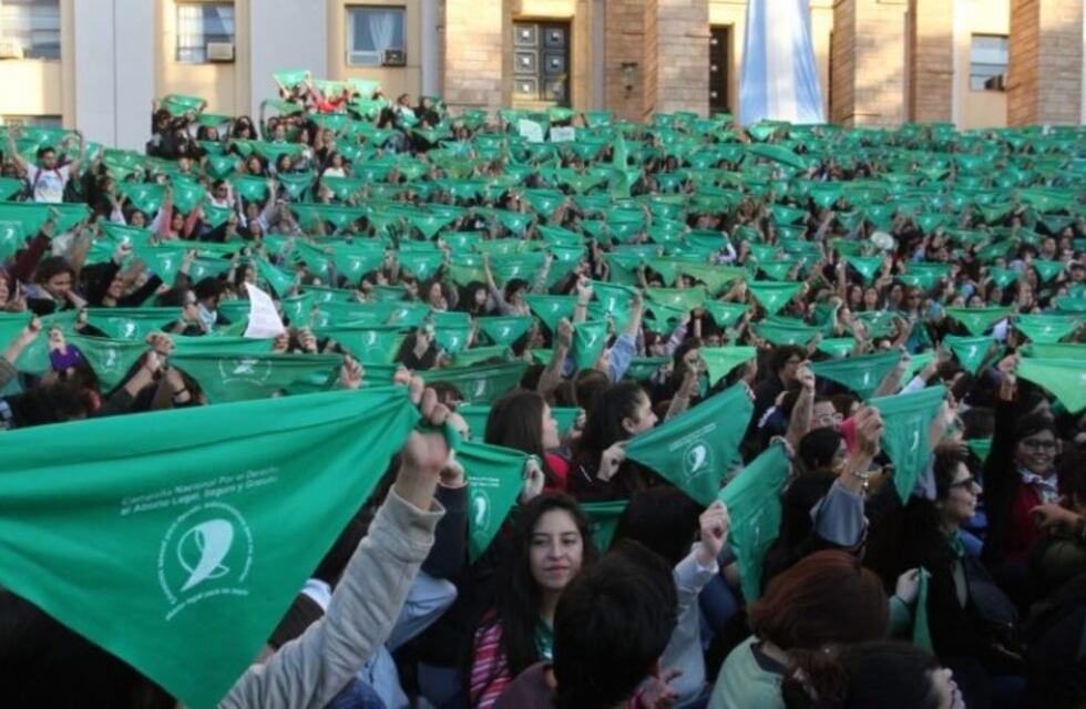 El "Pañuelazo" por el aborto copó la Casa de Gobierno de Mendoza