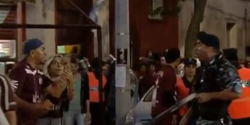Lanús-Gremio: incidentes entre la policía y los hinchas