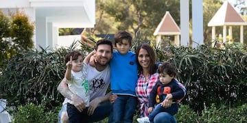El futbolista del Barcelona fue el único ausente en la nueva postal familiar\u002E (@antonelaroccuzzo)