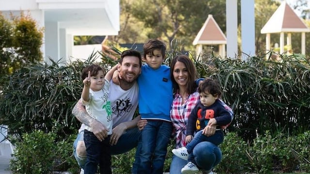 Antonela Roccuzzo junto a Lionel Messi y sus hijos Thiago, Mateo y Ciro (@antonelaroccuzzo)