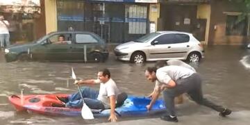 Kayak urbano por las calles de San Martín, Mendoza luego del temporal de lluvia y granizo que azotó el Este de la provincia\u002E