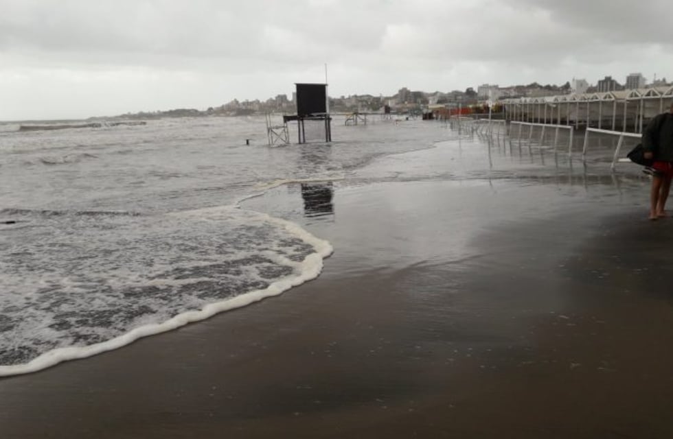 Alarma en la playa: el agua llegó a la línea de carpas en varios balnearios marplatenses