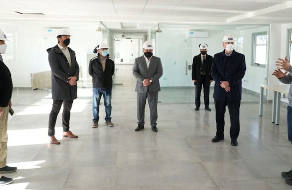 El gobernador de La Pampa recorrió una empresa que producirá para el sector petrolero