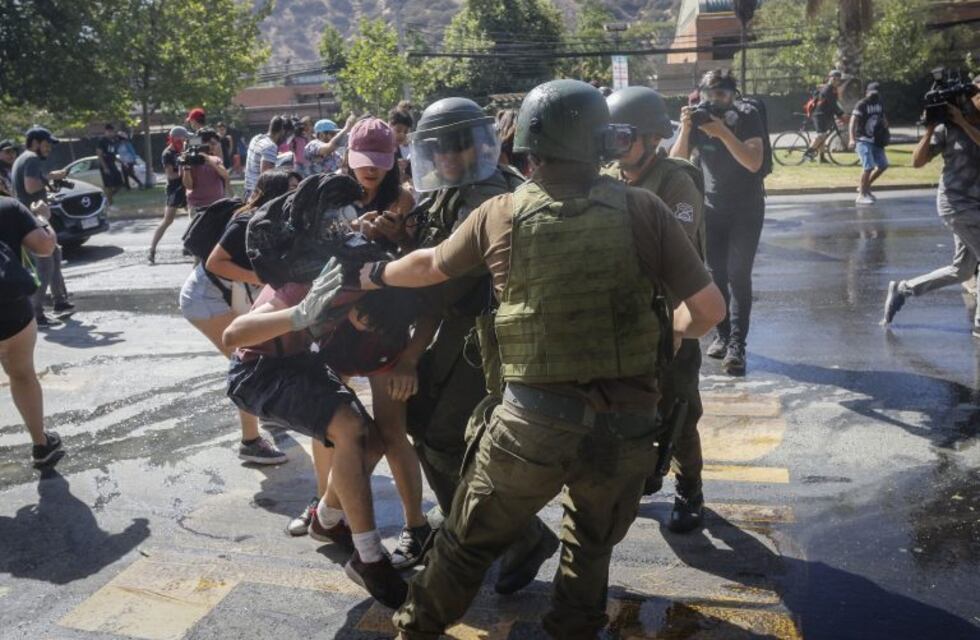 Chile: al menos 15 heridos y 37 detenidos en nuevos ataques al subte, comisarías y supermercados