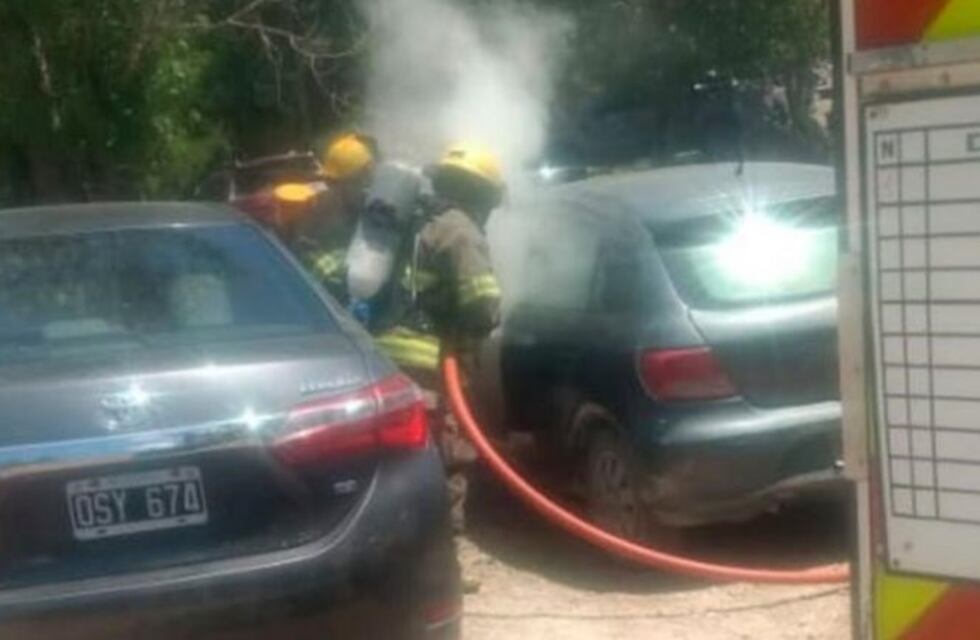 Quiso "apurar" el asado, prendió brasas en el auto, se incendió y casi explota