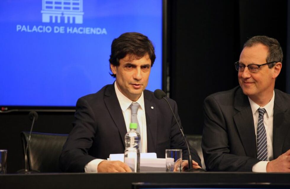 Hernán Lacunza superó el primer test del mercado y bajó el dólar