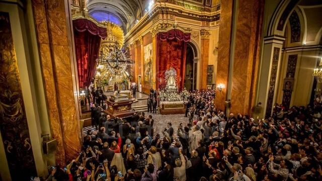 Entronización de la Virgen y el Señor del Milagro en Salta. (El Tribuno)