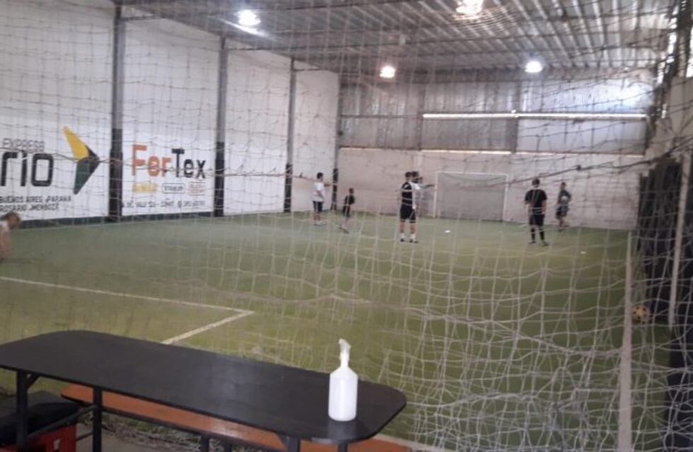 Encontraron a 68 personas jugando al fútbol en dos operativos