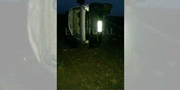 Una camioneta volcó en la Ruta 91 y un rosarino terminó herido