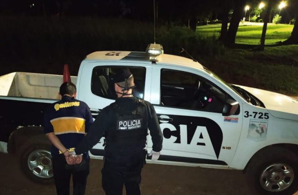 Abordó a dos personas en la calle, las amenazó con un cuchillo y les robó