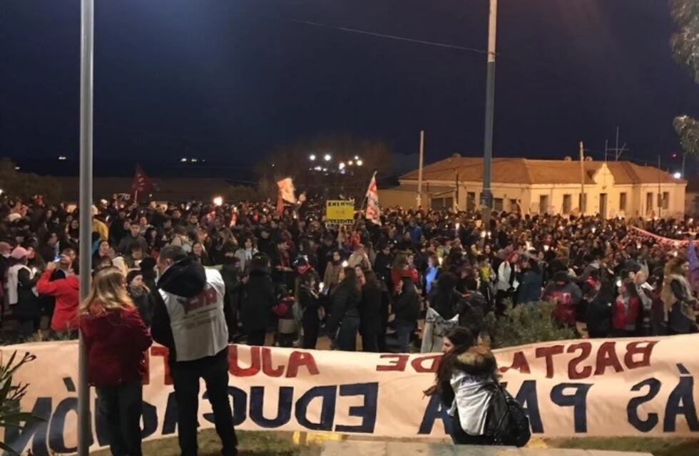 Docentes vuelven a la rutas y afectarán la actividad petrolera