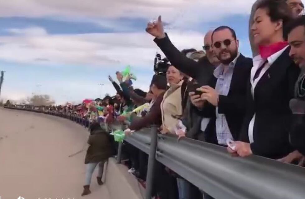 Cientos de personas formaron un "muro humano" en la frontera entre México y EEUU