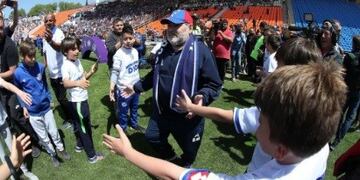Diego Maradona fue recibido con todos los honores en el Malvinas Argentinas, cuando Gimnasia de La Plata enfrentó a Godoy Cruz\u002E