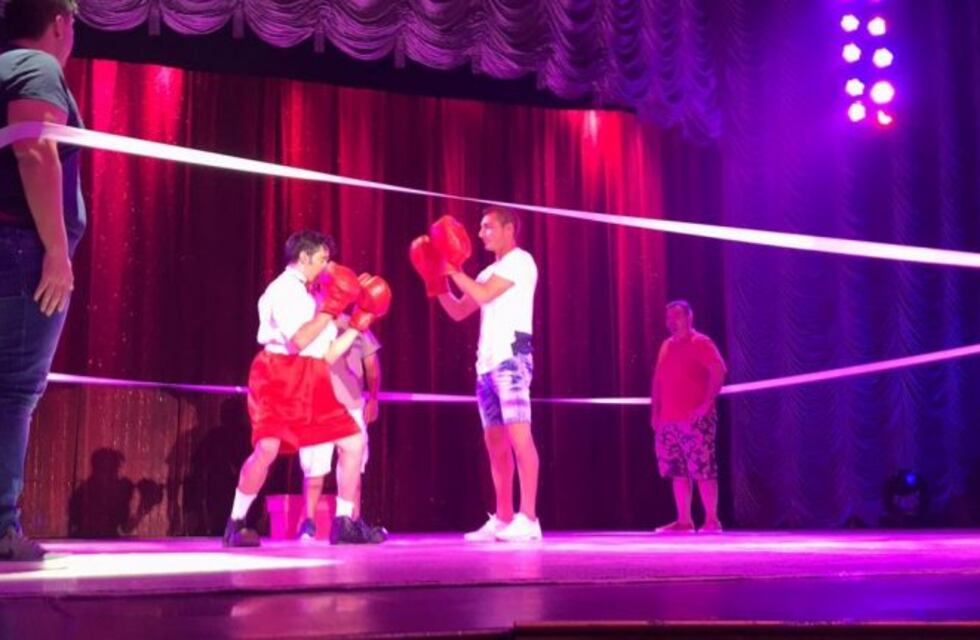 Marco Ruben sigue engrosando el currículum y se subió a boxear en un circo