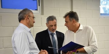 Alcides Calvo y Luis Castellano le entregaron al ministro Saín un petitorio (Prensa Municipalidad de Rafaela)