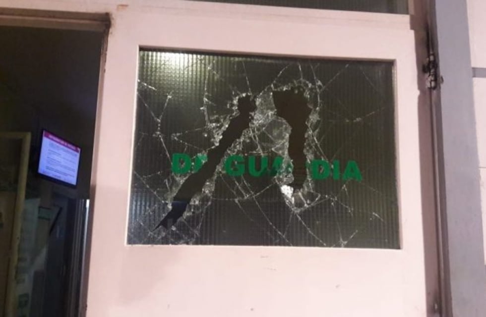 Un hombre rompió los vidrios de un hospital al enterarse que su madre se estaba muriendo