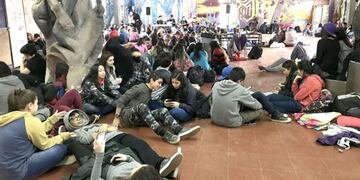 Sentada de alumnos del Polivalente de Arte , Ushuaia