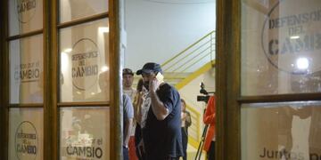 El cantautor pasó por la esquina de San Lorenzo y Maipú junto a su hijo\u002E (@amerisolucas)