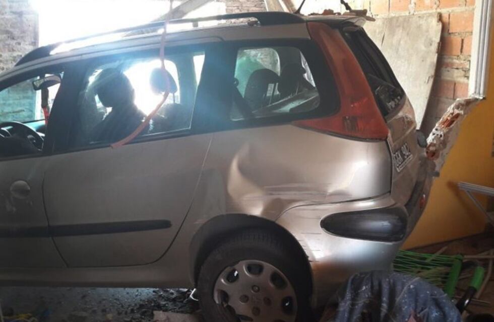 Metió su auto marcha atrás en una casa, atropelló a tres mujeres y mató a una de ellas