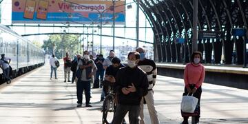 29/04/2020 29 April 2020, Argentina, Buenos Aires: People wear face masks as they queue at Retiro railway station to make the coronavirus tests\u002E Photo: Paula Acunzo/ZUMA Wire/dpa POLITICA INTERNACIONAL Paula Acunzo/ZUMA Wire/dpa
