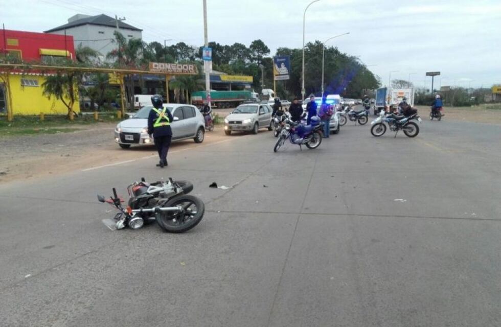 Un motociclista chocó contra el borde de una rotonda y murió