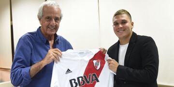Juan Fernando Quintero firmó con River y ya posó con la remera en el Monumental\u002E