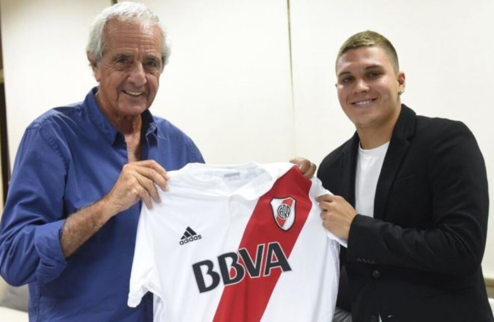 Juan Fernando Quintero firmó con River y ya posó con la remera en el Monumental