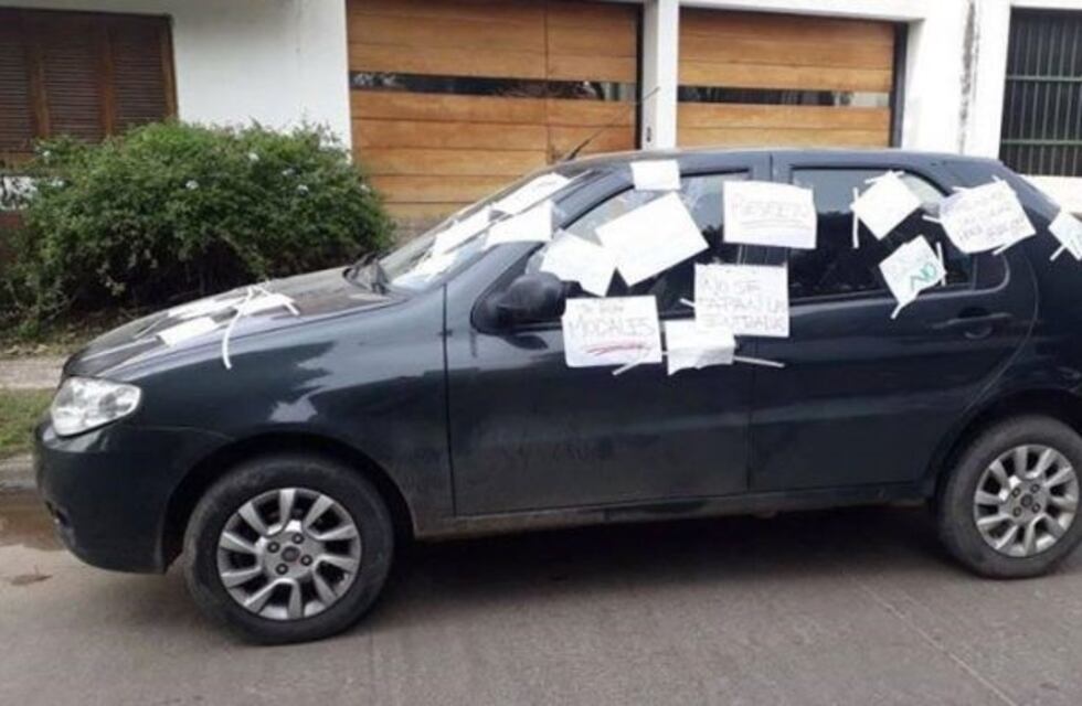 "Te faltan modales": empapeló el auto que le tapó la entrada al garaje