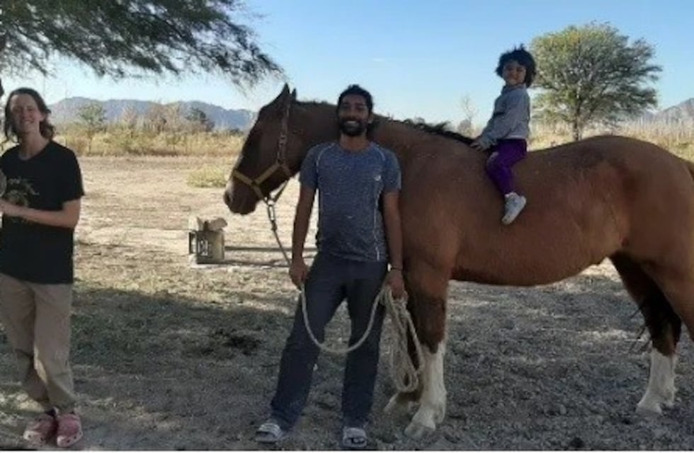 Dos europeos que recorren el país a caballo quedaron varados en San Juan