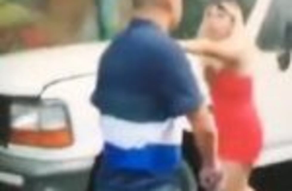 Dos jóvenes se filmaron golpeando a una travesti en la calle y lo subieron a las redes sociales