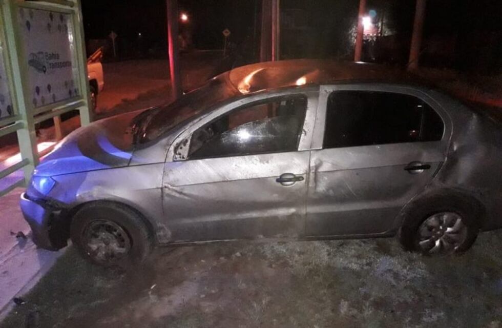Bahía Blanca: volcó y terminó contra una garita de colectivos